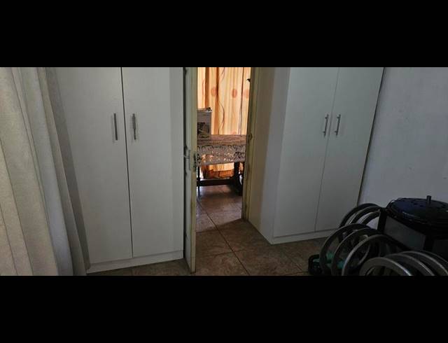 5 BEDROOM HOUSE FOR SALE IN SEA VIEW